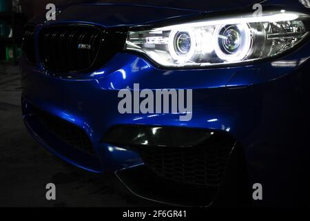 L'avant d'UNE BMW M3 F80 2015 enveloppé Bleu Saint-Marin Banque D'Images