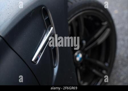 Le logo BMW sur le côté et sur la roue D'UN Pack de compétition BMW M4 F83 2014 Banque D'Images