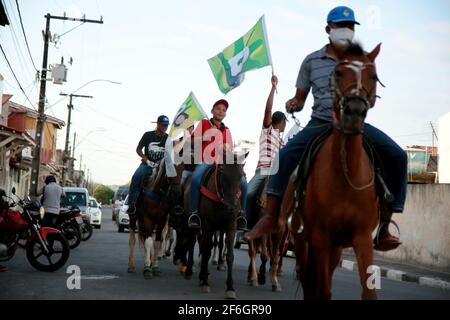 mata de sao joao, bahia, brésil - 10 novembre 2020 : On voit des gens à cheval lors d'une promenade dans la ville de Mata de Saoa Joao. Banque D'Images