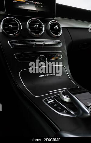 Un Gear Stick automatique à l'intérieur de la Mercedes Benz C63 2016 AMG Cabriolet avec console centrale à effet de bois foncé Banque D'Images