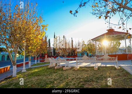 plaza y kiosco en Huachineras, Sonora, Mexique Huachineras, Sonora, Mexique, Automne. Jaune rouge vert feuilles. Objet de la nature ... (Photo de Luis Gutierrez / Norte photo) Huachineras, Sonora, Mexico.Otoño. Hojas de color verde rojo amarillo. Ojeto de la naturaleza... (Photo par Luis Gutierrez / Norte photo) Banque D'Images