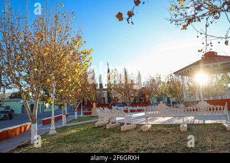 plaza y kiosco plaza et kiosque à Huachineras, Sonora, Mexique, automne. Jaune rouge vert feuilles. Objet de la nature ... (Photo par Luis Gutierrez / Norte photo) plaza y kiosco en Huachineras, Sonora, Mexique Huachineras, Sonora, Mexique.Otoño. Hojas de color verde rojo amarillo. Ojeto de la naturaleza... (Photo par Luis Gutierrez / Norte photo) Banque D'Images