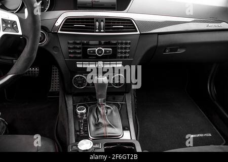 Console centrale d'UNE Mercedes Benz C63 AMG 2012 Série noire avec garniture en fibre de carbone Banque D'Images