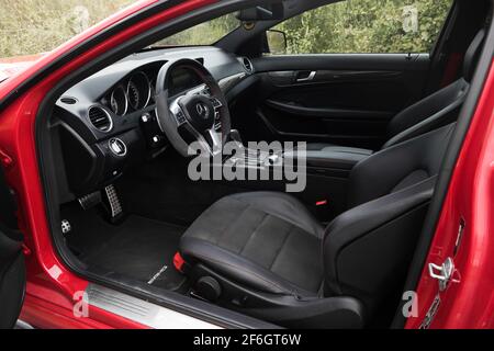 L'intérieur d'UNE Mercedes Benz C63 AMG Black 2012 Série avec garniture en fibre de carbone Banque D'Images