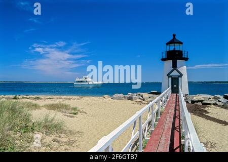 Brent point Light et bateau de croisière en cabine. Nantucket ma États-Unis Banque D'Images