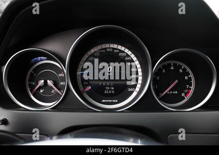 Le tableau de bord d'UNE Mercedes Benz C63 AMG Black 2012 Série Banque D'Images