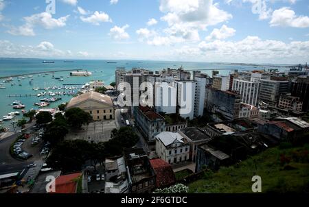 salvador, bahia, brésil - 23 mai 2015 : vue sur le Mercado Modelo, Baia de Todos os Santos et le quartier Comercio dans la ville de Salvador. *** Loc Banque D'Images