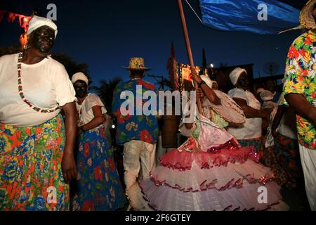 caravelas, bahia, brésil - 24 février 2009 : un groupe folklorique traditionnel est observé lors d'une représentation de carnaval dans la ville de caravela, dans le sud du pays Banque D'Images