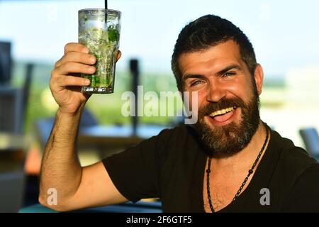 Drôle de barbu hipster homme tient la bière artisanale. Bar-brasserie. Banque D'Images