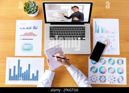 Vue de dessus graphique financier d'analyse homme d'affaires et femme d'affaires avec vidéo conférence en ligne. La main des femmes d'affaires utilisant un ordinateur portable de réunion avec Banque D'Images
