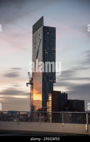 La tour Beethom dans le centre de Manchester à Sunset avec Le soleil se réfléchit du côté de la vitre Banque D'Images