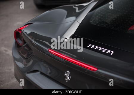 Le logo Ferrari sur le capot moteur à l'arrière D'UNE Ferrari 2016 gris et noir 488 GTB Banque D'Images