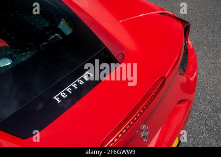 Le logo Ferrari sur le capot moteur à l'arrière D'UNE Ferrari 488 GTB rouge 2017 Banque D'Images