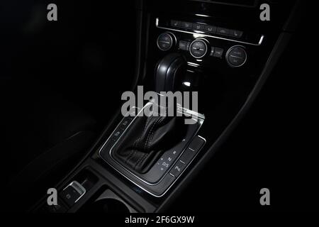 Un Gear Stick automatique à l'intérieur de la Volkswagen Golf R 2016 Avec console centrale noir brillant Banque D'Images