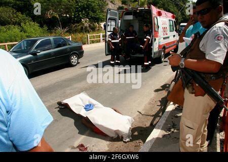 porto seguro, bahia / brésil - 19 mars 2009: Le cycliste meurt après avoir été frappé par un véhicule sur l'autoroute BR 367 dans la ville de Porto Seguro, dans le sou Banque D'Images