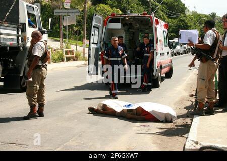 porto seguro, bahia / brésil - 19 mars 2009: Le cycliste meurt après avoir été frappé par un véhicule sur l'autoroute BR 367 dans la ville de Porto Seguro, dans le sou Banque D'Images