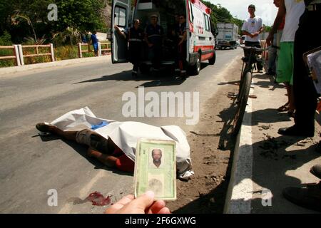 porto seguro, bahia / brésil - 19 mars 2009: Le cycliste meurt après avoir été frappé par un véhicule sur l'autoroute BR 367 dans la ville de Porto Seguro, dans le sou Banque D'Images