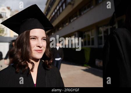 L'éducation, l'obtention du diplôme et les gens concept - groupe de professionnels et étudiants internationaux dans les conseils de mortier et d'un baccalauréat diplômes avec robes Banque D'Images