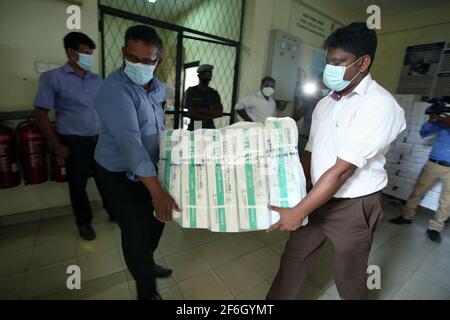 Colombo, Sri Lanka. 31 mars 2021. Les travailleurs transportent les vaccins Sinopharm COVID-19 à l'aéroport international de Bandaranaike à Colombo (Sri Lanka), le 31 mars 2021. Un lot de vaccins Sinopharm est arrivé mercredi au Sri Lanka en provenance de Chine dans le cadre d'un don du gouvernement chinois à la nation insulaire. Crédit: Ajith Perera/Xinhua/Alamy Live News Banque D'Images