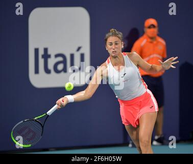 MIAMI GARDENS, FL - MARS 31: (PAS DE VENTE À NEW YORK POST) Bianca Andreescu du Canada bat Sara Sorribes Tormo d'Espagne le jour 10 de l'ouverture de Miami le 31 mars 2021 au Hard Rock Stadium à Miami Gardens, Floride personnes: Sara Sorribes Tormo crédit: Hoo-me / MediaPunch Banque D'Images