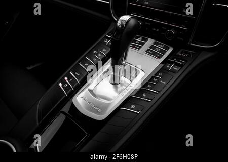 Un Gear Stick automatique à l'intérieur de la Porsche Panamera 4 2015 Avec console centrale noir brillant avec commande de climatisation Banque D'Images