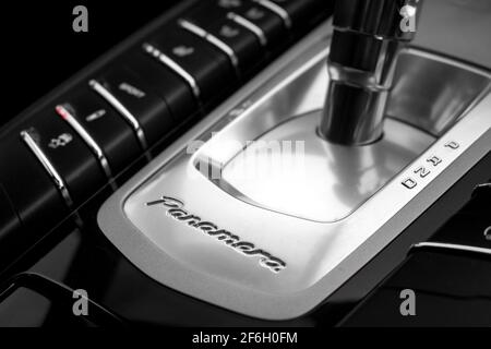 Un Gear Stick automatique à l'intérieur de la Porsche Panamera 4 2015 Avec console centrale noir brillant avec commande de climatisation Banque D'Images