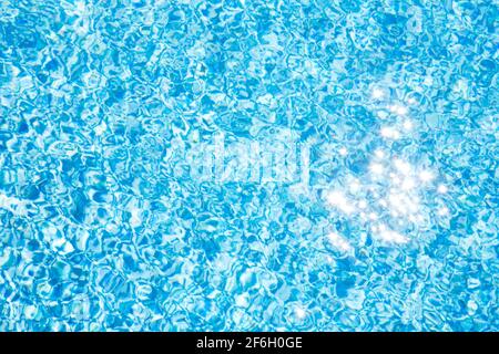 Reflets étincelants de lumière du soleil sur la surface de l'eau de la piscine Banque D'Images