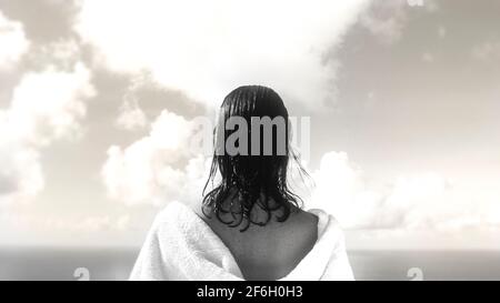 Vue arrière d'une femme qui regarde la mer Banque D'Images