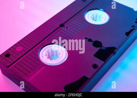 Cassette vidéo sur fond couleur. Cassette VHS rétro, gros plan Banque D'Images