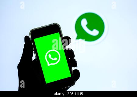 Espagne. 31 mars 2021. Dans cette illustration, l'application WhatsApp affichée sur l'écran d'un smartphone et une WhatsApp affichée en arrière-plan. Credit: Thiago Prudencio/SOPA Images/ZUMA Wire/Alay Live News Banque D'Images