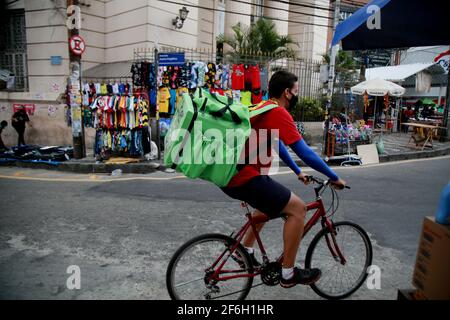 salvador, bahia / brésil - 16 novembre 2020: L'homme de livraison de nourriture utilisant l'application uber Eats est vu dans le centre-ville de Salvador. Banque D'Images