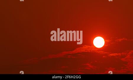 Le soir, profitez d'un grand soleil et d'un coucher de soleil rouge avec un espace pour vous inspirer. La beauté dans la nature. Magnifique coucher de soleil d'été. Calme et paisible Banque D'Images