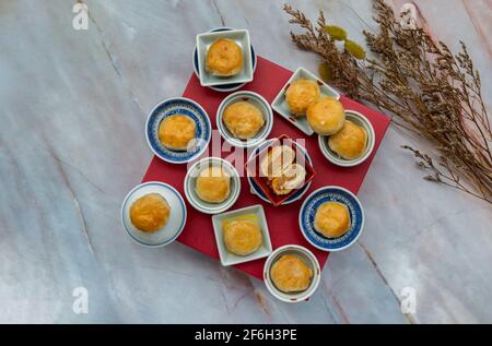 Une pâtisserie asiatique traditionnelle ou Tao SOR sur une table en marbre. Pâtisserie sucrée chinoise fourrée de pâte de haricots mung, de taro et d'œuf salé, l'une des collations populaires Banque D'Images