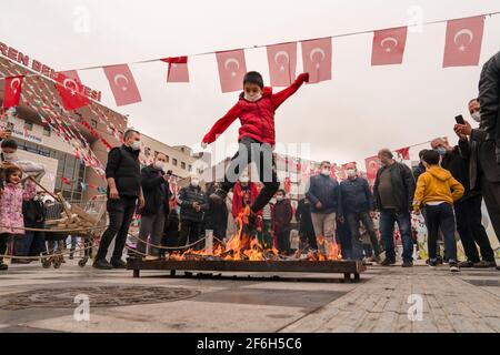 Ankara, Turquie - Mars 21 2021: Les gens regardent les célébrations de Nowruz Banque D'Images