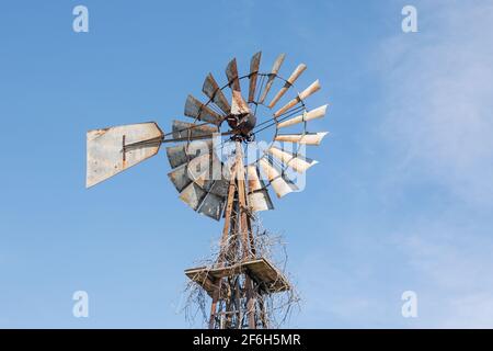 Pompe à vent Aermotor sur une ferme de l'Iowa Banque D'Images