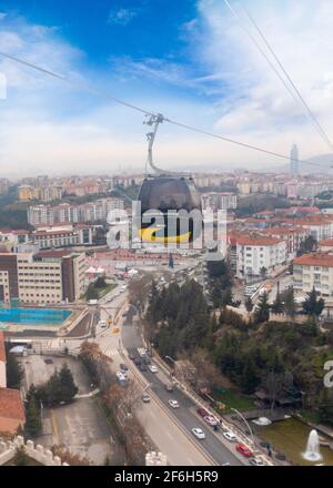 Ankara, Turquie - Mars 21 2021: Téléphérique au-dessus du district de Kecioren Banque D'Images