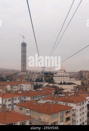 Ankara, Turquie - Mars 21 2021: Quartier de Kecioren avec château d'Esztergom et téléphérique au-dessus de la ville Banque D'Images