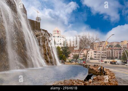 Ankara, Turquie - Mars 21 2021 : quartier de Kecioren avec château d'Esztergom et cascade artificielle Banque D'Images