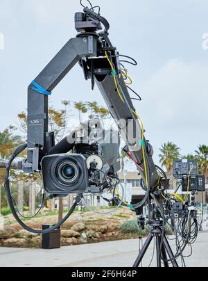 Tel Aviv - Israël, 11 mars 2021 : équipement professionnel pour le tournage de séries TV et de films. Caméra vidéo sur grue spéciale. Banque D'Images