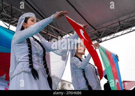 Ankara, Turquie - mars 21 2021 : deux femmes azerbaïdjanaises vêques élèvent les drapeaux turcs et azerbaïdjanais Banque D'Images