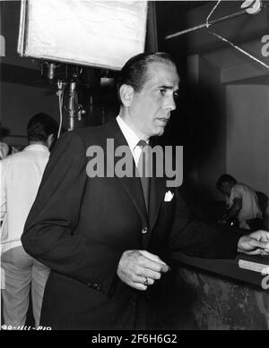 HUMPHREY BOGART sur le set a fait du Candid pendant le tournage de DEAD RECONING 1947 réalisateur JOHN CROMWELL Columbia Pictures Banque D'Images