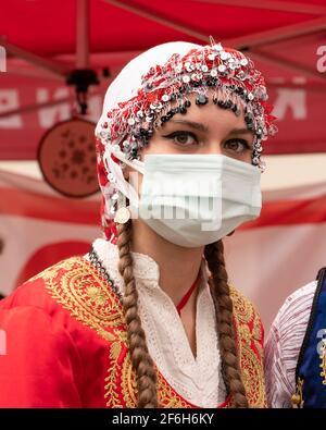 Ankara, Turquie - Mars 21 2021: Fille turque en robe folklorique dansant avec un masque pendant l'épidémie Banque D'Images