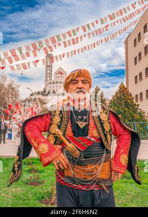 Ankara, Turquie - Mars 21 2021: Homme courageux de l'Anatolie centrale. Ils sont appelés Seymen et constituent une place importante dans la culture de la capitale Ankara. Banque D'Images