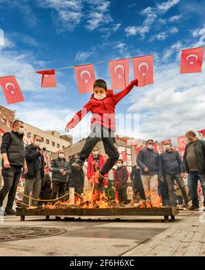 Ankara, Turquie - Mars 21 2021: Les gens regardent les célébrations de Nowruz Banque D'Images