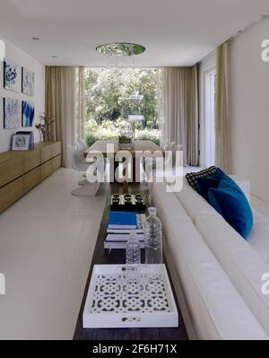 Intérieur d'une maison italienne, grand salon donnant sur un jardin Banque D'Images