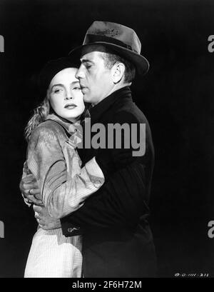 LIZABETH SCOTT et HUMPHREY BOGART ont présenté un portrait publicitaire pour LES MORTS RECKONING 1947 réalisateur JOHN CROMWELL Columbia Pictures Banque D'Images