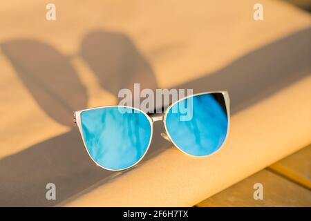 Modèle de lunettes de soleil de chat de mode pour femmes avec de grands verres bleus tirer à l'extérieur dans un jour d'été gros plan. Mise au point sélective Banque D'Images