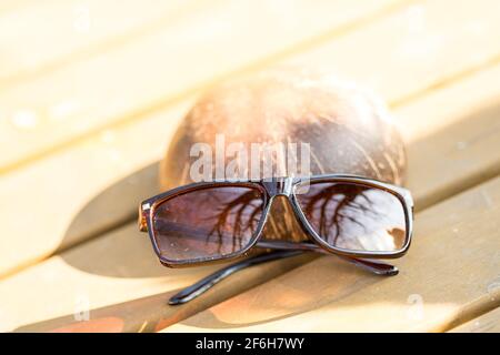 Lunettes de soleil classiques design pour hommes et femmes avec verres bruns et cadre brun Shoot à l'extérieur dans un jour d'été gros plan. Mise au point sélective Banque D'Images