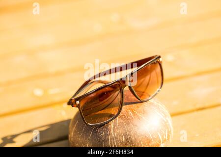 Lunettes de soleil classiques design pour hommes et femmes avec verres bruns et cadre brun Shoot à l'extérieur dans un jour d'été gros plan. Mise au point sélective Banque D'Images