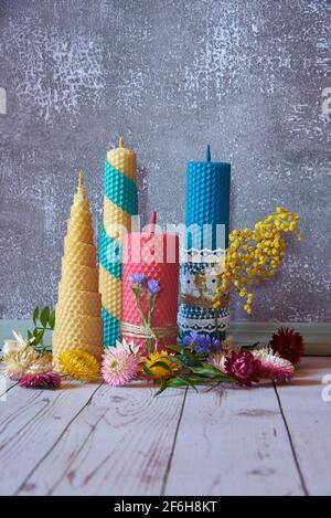 Bougies décoratives en cire d'abeille avec un arôme de miel pour l'intérieur et la tradition. Banque D'Images